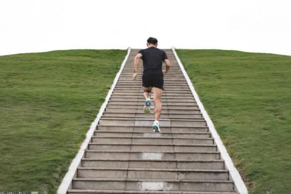 如何制作学校体育项目的手抄报？(图1)